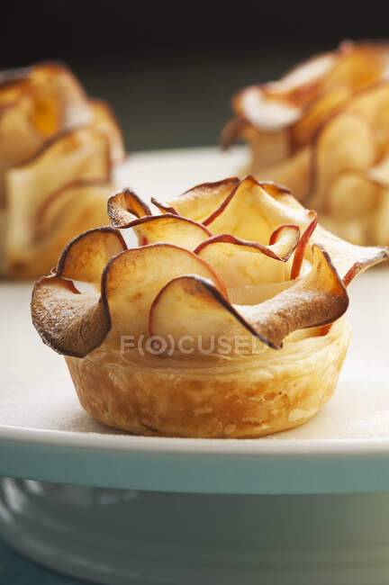 Primer plano de deliciosas tartas de manzana rosa - foto de stock