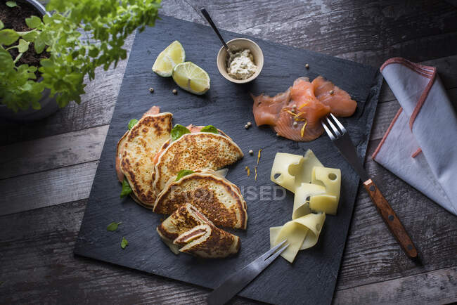 Блинчики с лососем и свежим базиликом — стоковое фото