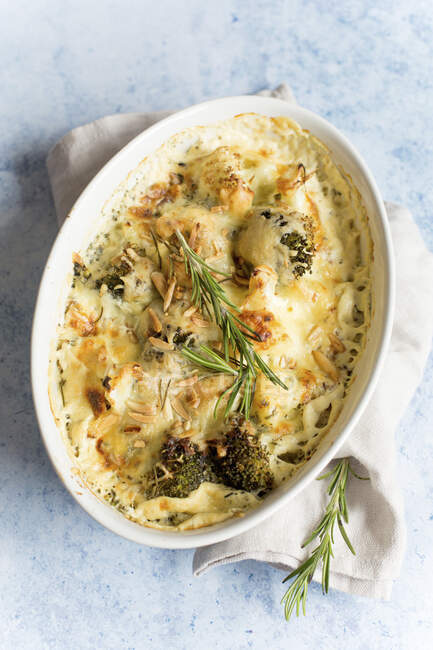 Cauliflower and broccoli bake with rosemary and nuts — Stock Photo
