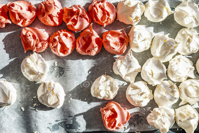 Red and white Meringues in sunlight, top view — Stock Photo