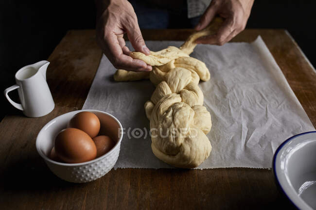 Un pain tressé en cours de fabrication — Photo de stock