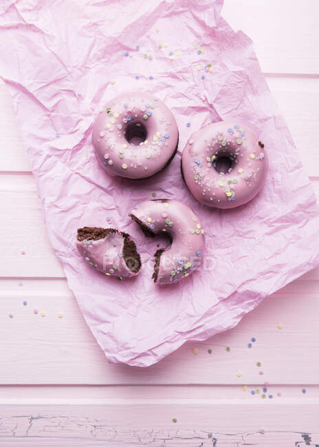 Donuts au chocolat végétalien avec glaçage et décorations au sucre — Photo de stock