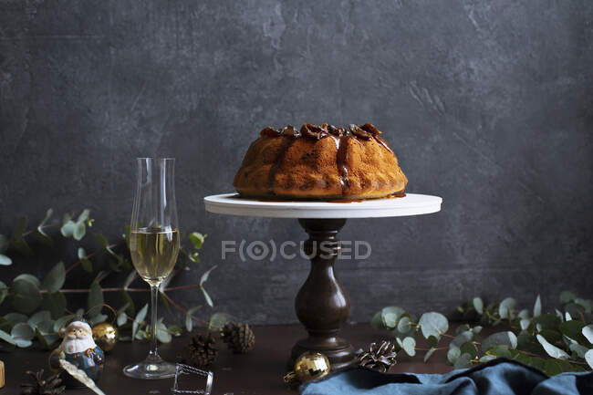 Святковий кекс з фініками та солоною карамеллю — стокове фото