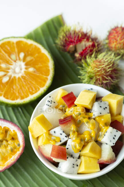 Exotic fruit salad with dragon fruit, mango and passion fruit — Stock Photo