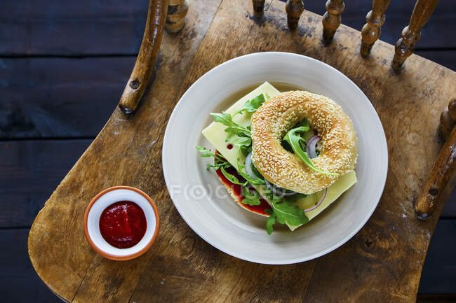 Vegetarian sandwich with arugula on bagel — Fotografia de Stock