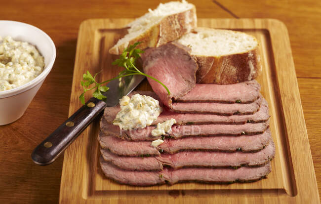 Cold roast beef in slices with baguette and remoulade sauce — Photo de stock