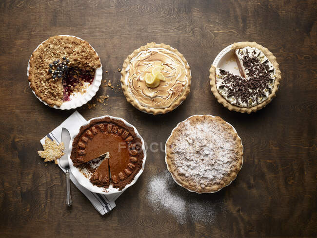 Várias tortas servidas na mesa, vista superior — Fotografia de Stock