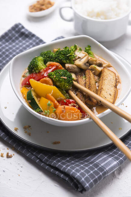 Grilled tofu with vegetables in tandoori coconut sauce, with jasmine rice (vegan) — Stock Photo