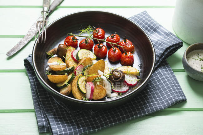 Поджаренные тройняшки с овощами, грибами и веганским йогуртом — стоковое фото