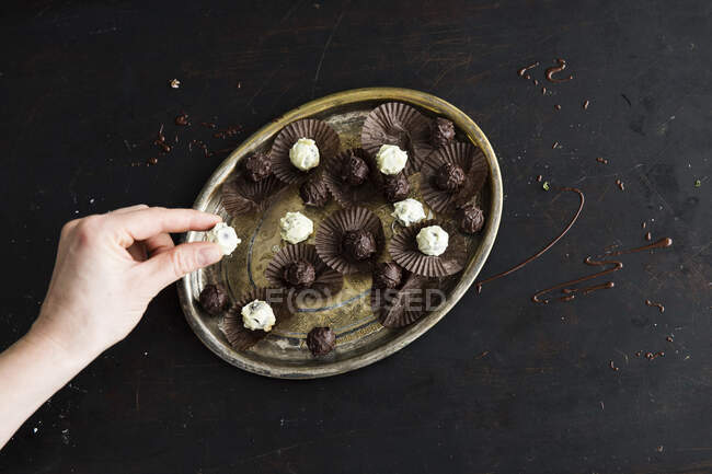 Cioccolatini al tartufo vegano a base di burro di karitè, cioccolato, crema di soia e rum — Foto stock