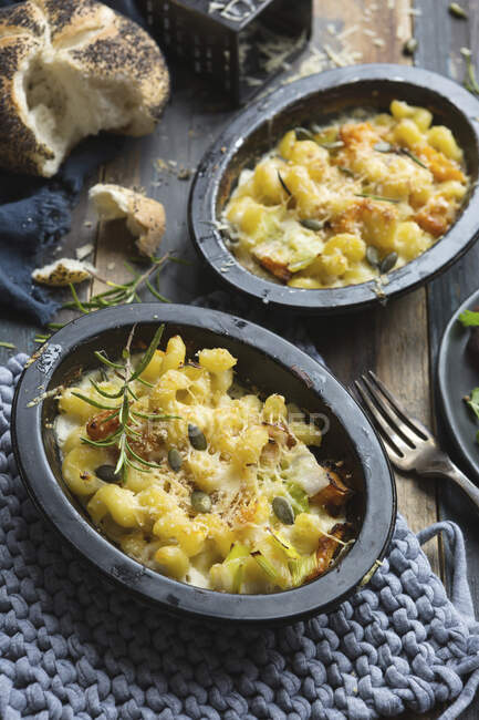 Individual dishes of Mac and cheese with butternut squash and sage — Stock Photo
