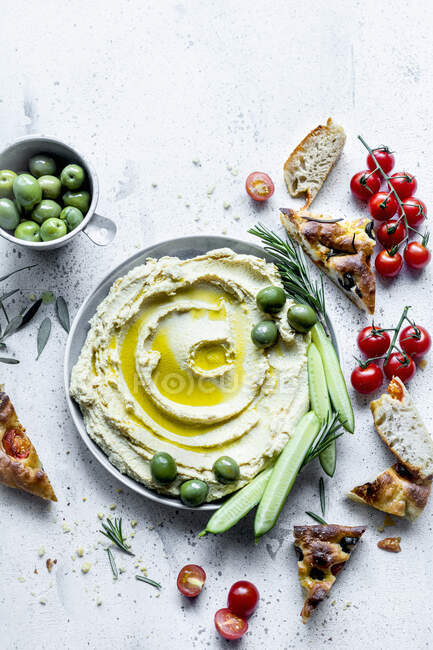 Italienische Bruschetta mit Oliven, Olivenöl und Brot auf weißem Hintergrund. Ansicht von oben. Freiraum für — Stockfoto
