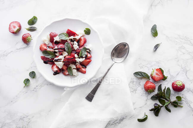 Strawberries with mozzarella, balsamico and mint — Stock Photo
