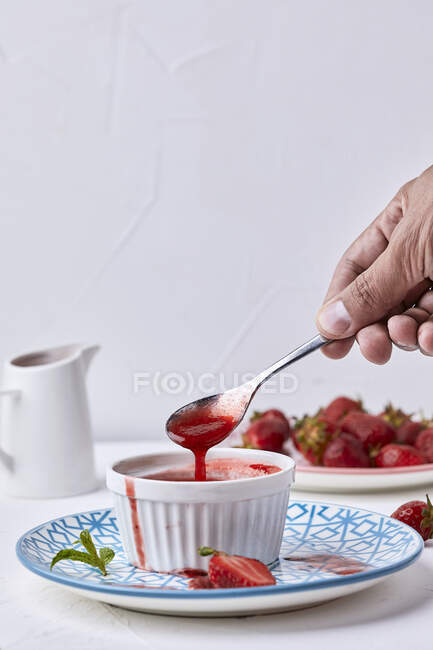 Homemade strawberry sauce, closeup shot — Stock Photo