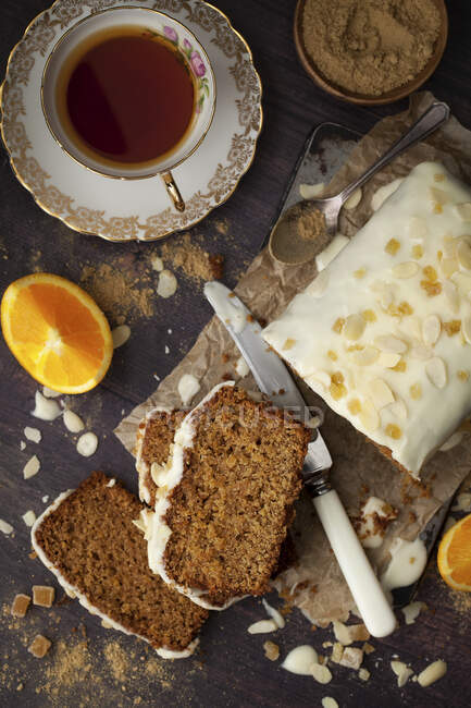 Vue aérienne du gâteau végétalien tranché à l'orange et au gingembre avec glaçage Glace — Photo de stock