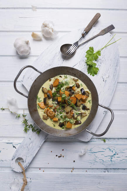Vegan coconut curry with sweet potatoes, carrots, mushrooms and eggplants — Stock Photo