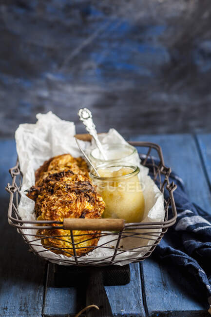 Latkes with sour cream with fried leeks and apple sauce — Fotografia de Stock
