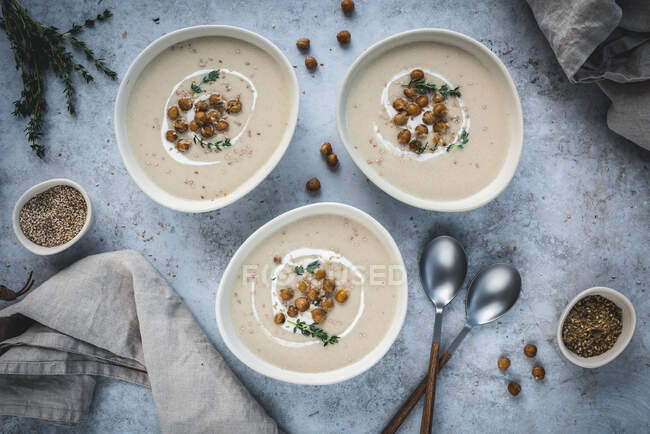 Смажений суп з цвітної капусти з нутом і герцогами — стокове фото