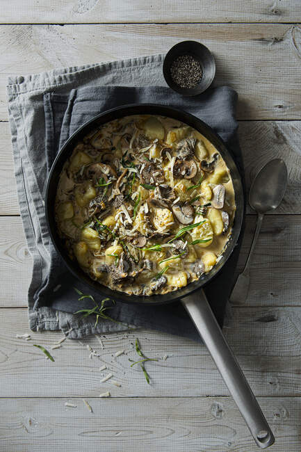 Gnocchi with creamy mushroom and tarragon sauce — Stock Photo