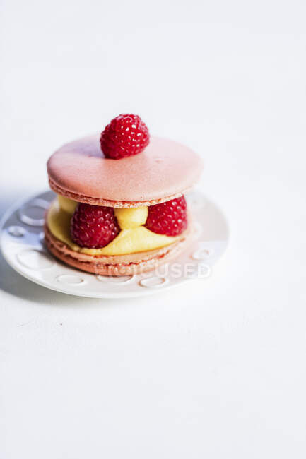 Pink macaron tart with fresh raspberries — Stock Photo