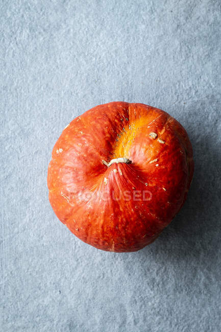 Manzana roja sobre un fondo blanco - foto de stock