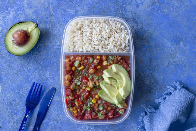 Lunchbox with easy chickpea and corn chilli, parsley, avocado, brown rice — Stock Photo