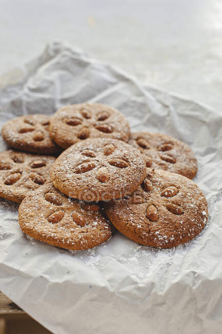 Homemade round shape ground almond cookies decorated with whole almonds — Fotografia de Stock