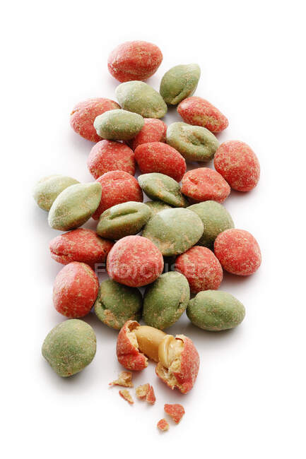 Wasabi-Erdnüsse auf Weiß — Stockfoto