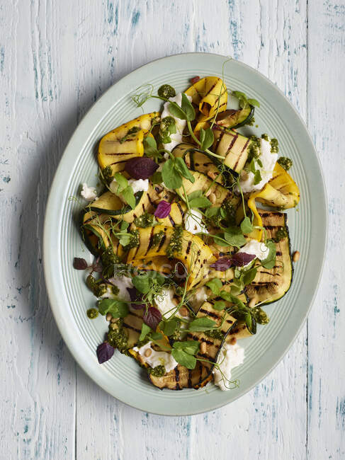 Salat mit gegrillten Zucchinis und Mozzarella — Stockfoto