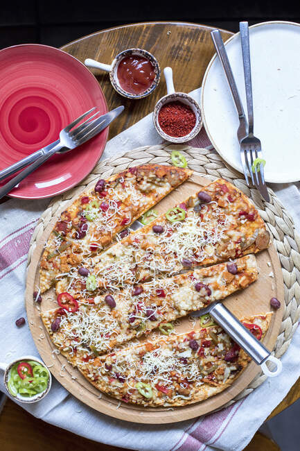 Frijoles mexicanos Pizza en la mesa, primer plano - foto de stock