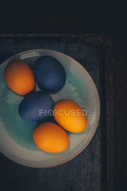 Пасхальные яйца, окрашенные органическими красителями на тарелке — стоковое фото