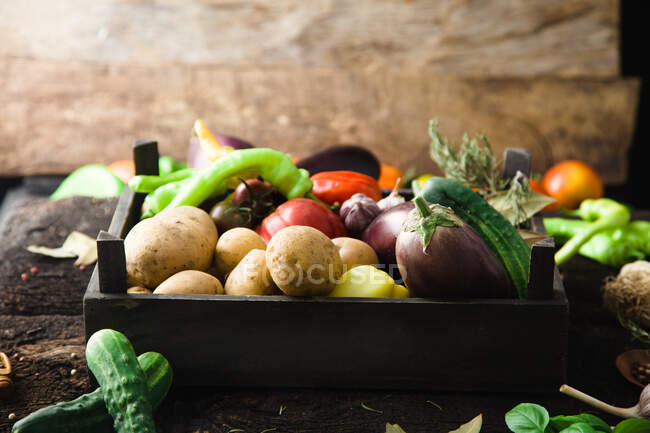 Organic vegetables in rustic setting — Stock Photo