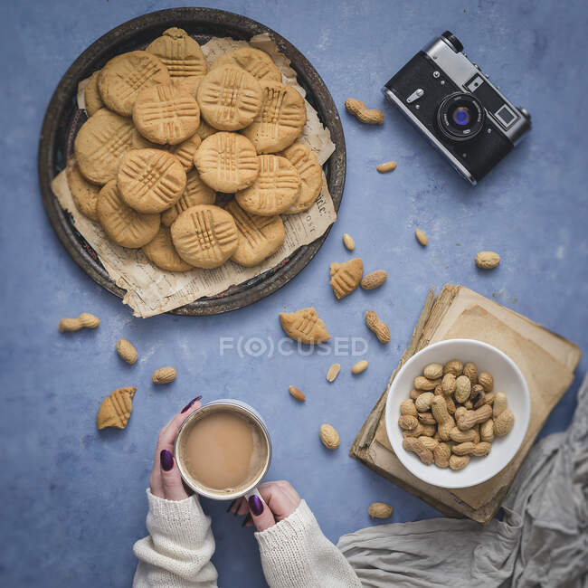 Galletas de mantequilla de maní y taza de café fresco - foto de stock