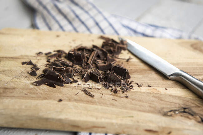 Gehackte vegane Schokolade auf einem Holzbrett — Stockfoto