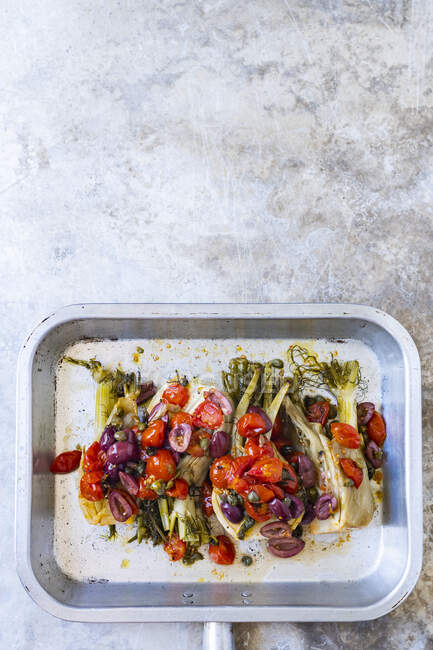 Барбекю фенхель з оливками та помідорами — стокове фото