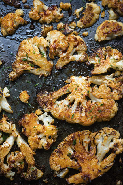 Spicy marinated, oven-baked cauliflower on a baking tray — Stock Photo