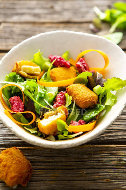 Winter salad with baked halloumi and beetroot pesto — Stock Photo