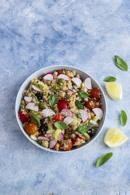 Bowl of mediterranean quinoa salad — Stock Photo