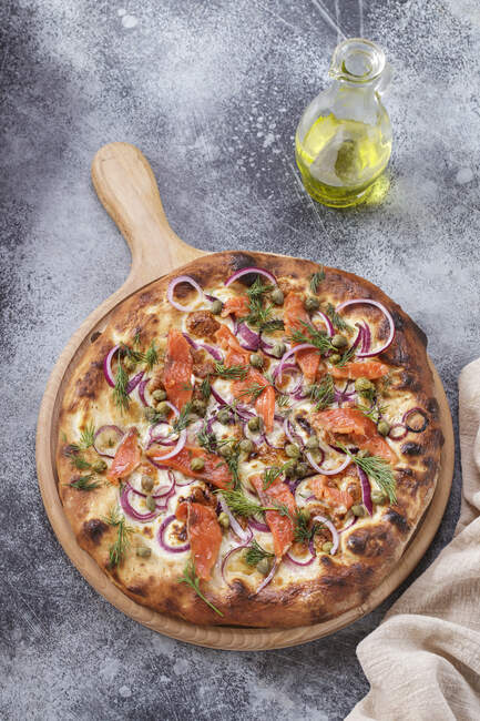 Pizza con salmone affumicato sopra — Foto stock