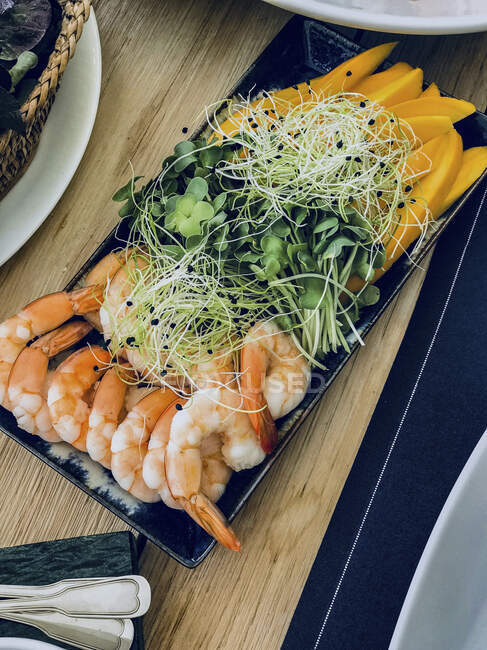 Appetizers plater of shrimps, mango and beansprouts — Stock Photo