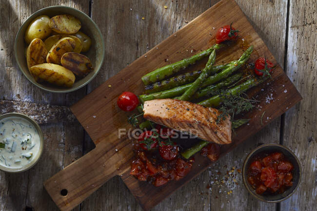 Grilled salmon with green asparagus — Stock Photo