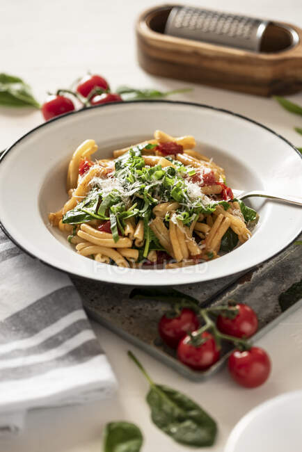 Casarecce con spinaci, aglio selvatico e pomodorini — Foto stock