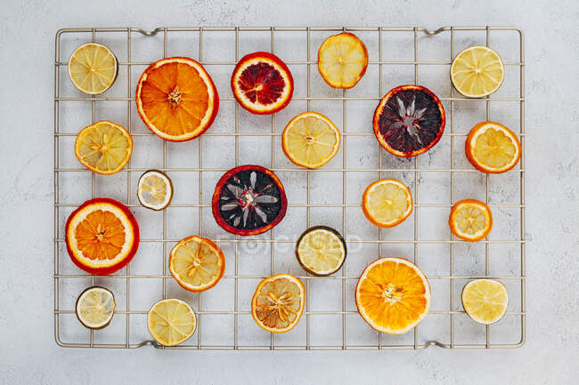Laranjas secas no forno, laranjas de sangue, fatias de limão e limão — Fotografia de Stock