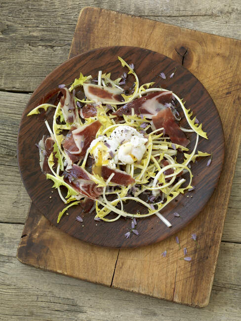 Dandelion salad with Iberico ham and a poached egg — Stock Photo