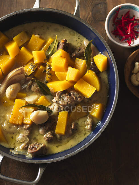Stufato di zucca e agnello con aglio ed erbe aromatiche in padella — Foto stock