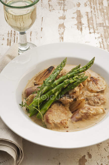 Pork with shallots and asparagus — Stock Photo