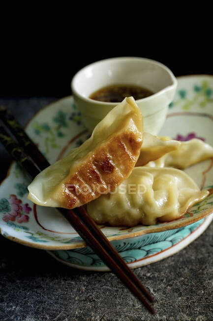 Dumplings with soy sauce, Asia — Stock Photo