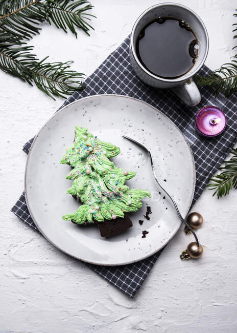 Vegan fir tree shaped brownies with butter cream — Stock Photo