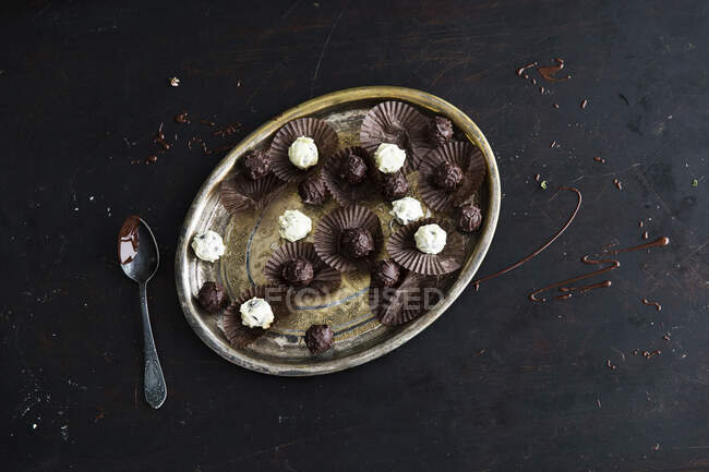 Chocolates veganos de trufa hechos de manteca de karité, chocolate, crema de soja y ron - foto de stock