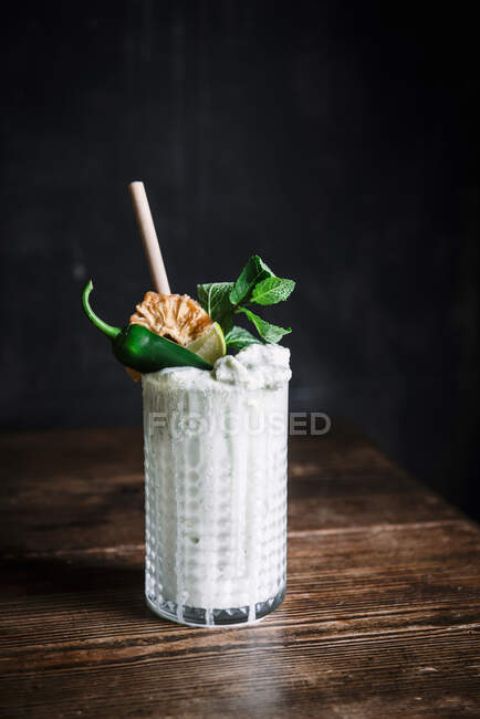 Ананас, кокосовое молоко, мятный и халапеньский смузи — стоковое фото